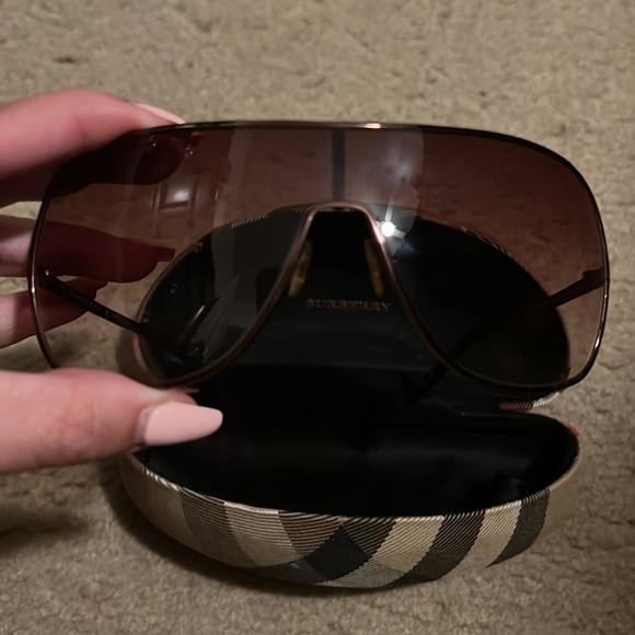 Authentic Burberry London sunglasses - Picture 2 of 5